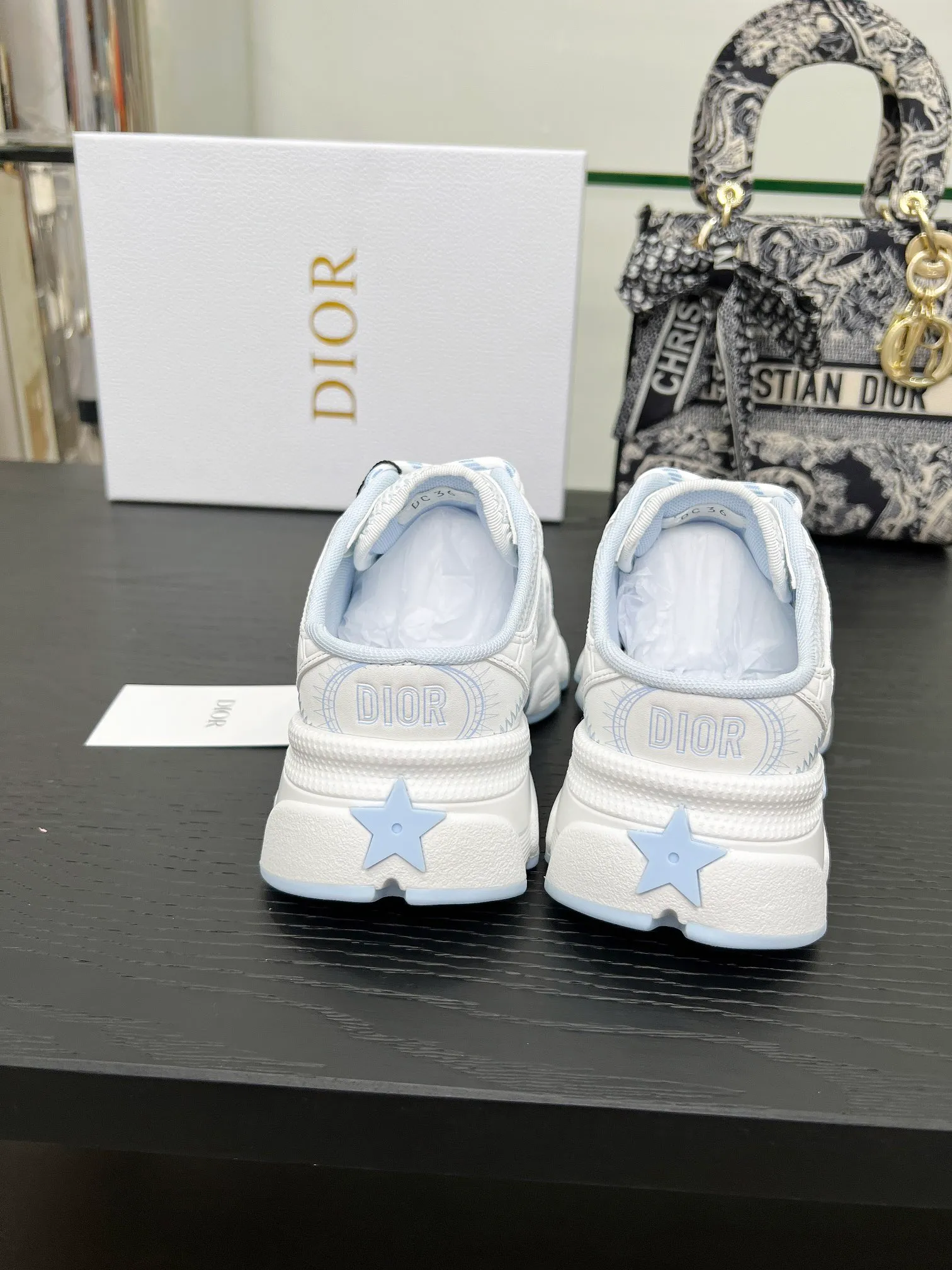 p560🐮🐮This Dior Chrono sports half slipper reinterprets running shoes with Dior's haute couture style. Gray mesh fabric is paired with tonal suede calfskin panels, the CD logo on the side, the star patch on the tongue and the Dior logo on the heel, all in classic fine detail. Featuring two-tone laces and a lightweight sole with star graphics, they can be worn year-round. Size: Women’s size 35-41 (35/42 can be customized) Men’s size 40-46 (men’s version is being printed) Color: 12 colors available